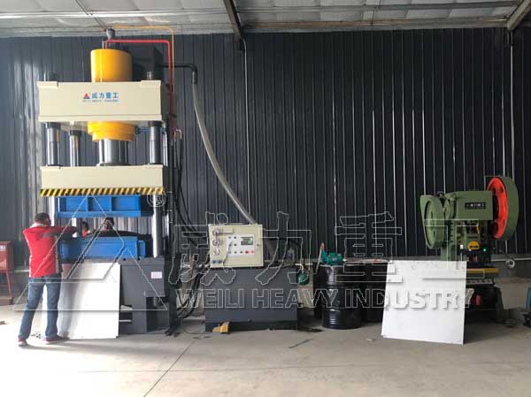 客戶(hù)車(chē)間調(diào)試400噸四柱液壓機(jī)水箱板液壓機(jī)