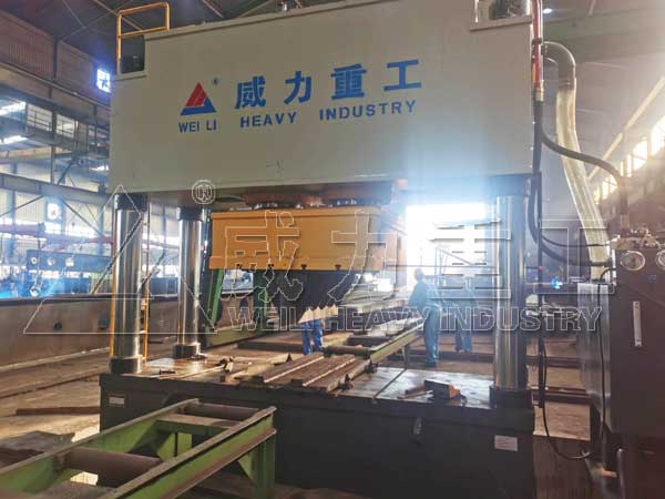 1000噸二梁四柱液壓機(jī)客戶(hù)使用現(xiàn)場(chǎng)